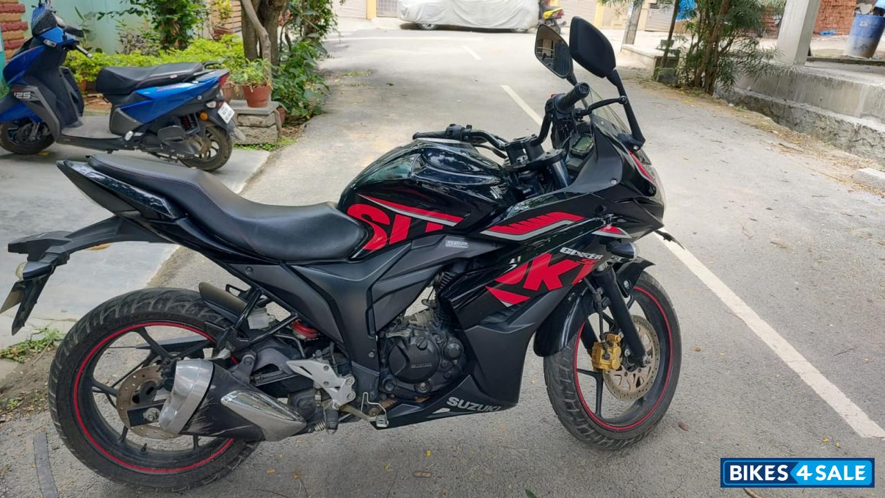 Black Suzuki Gixxer SF SP