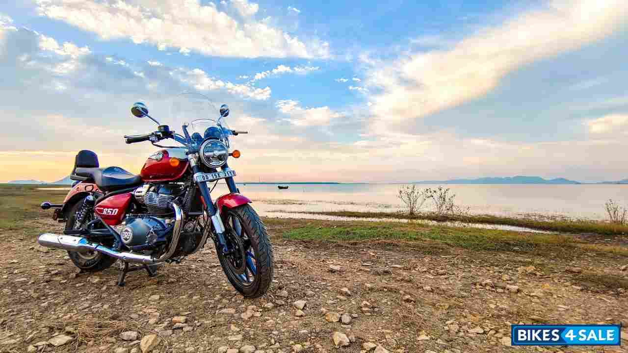 Red Royal Enfield Super Meteor 650