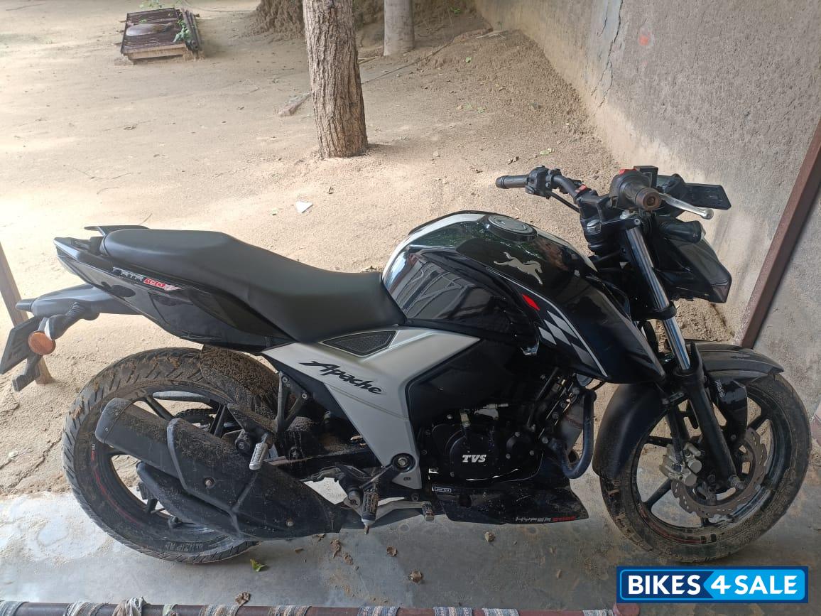Black TVS Apache RTR 160 4V BS6