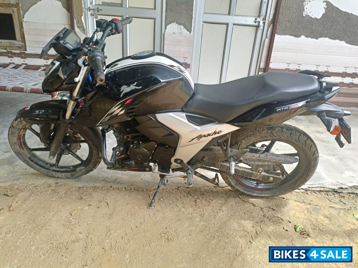 Black TVS Apache RTR 160 4V BS6