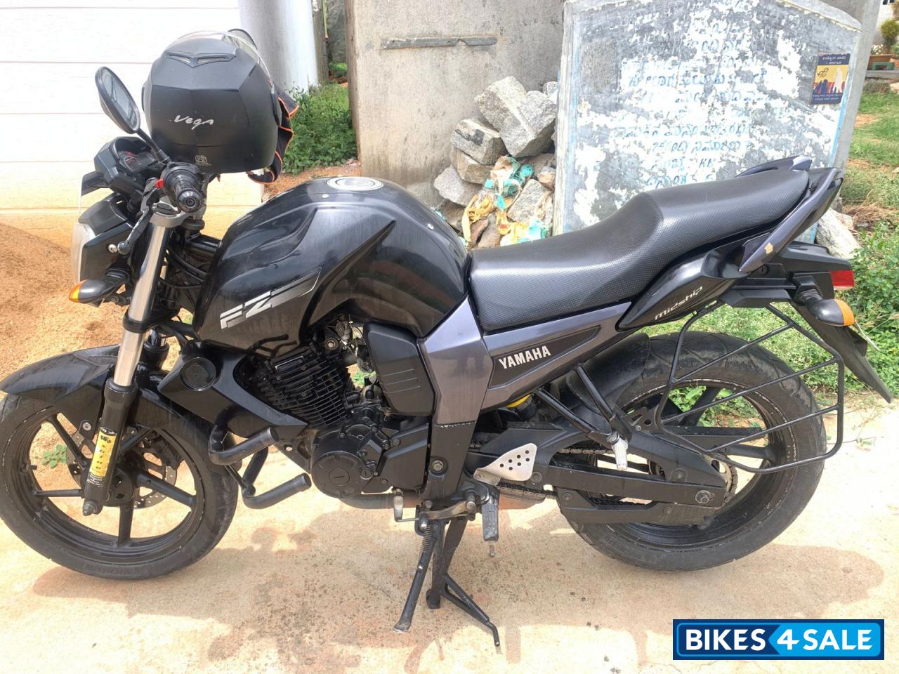 Black Yamaha FZ16
