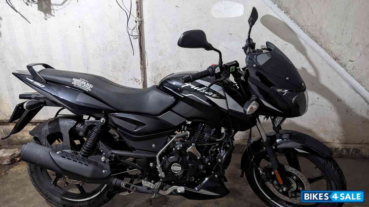 Black Bajaj Pulsar 150 BS6
