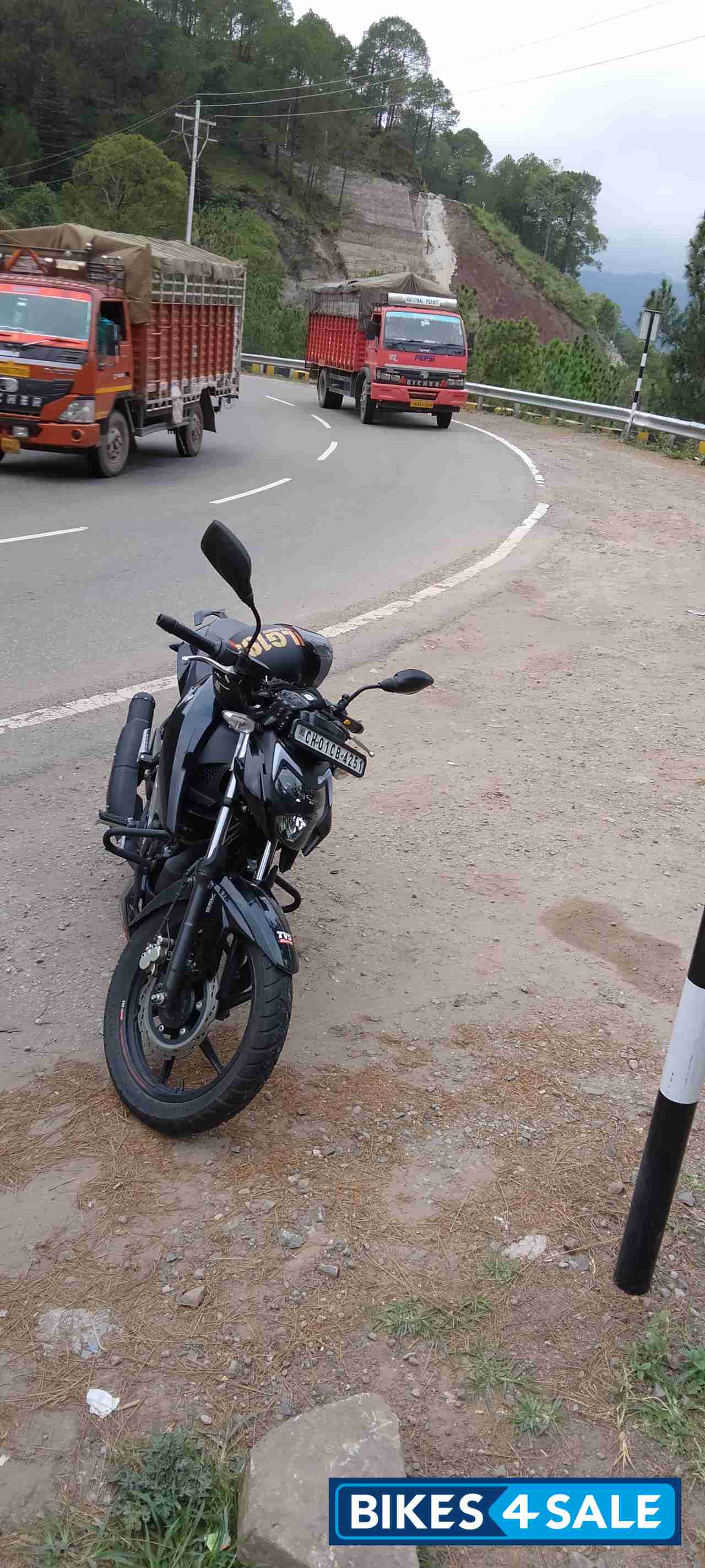 Black TVS Apache RTR 160 4V BS6
