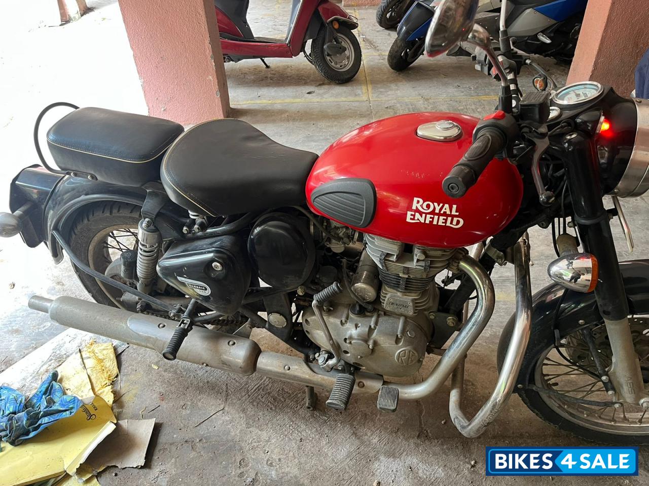 Redittch Red Royal Enfield Classic 350 Redittch Red Royal Enfield Classic 350