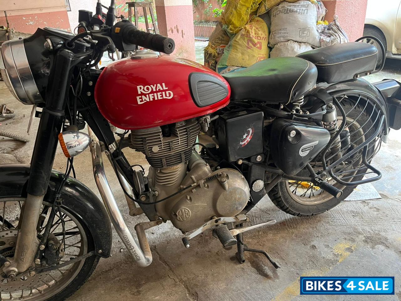 Redittch Red Royal Enfield Classic 350 Redittch Red Royal Enfield Classic 350