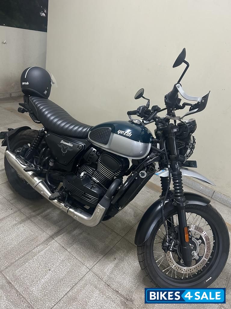 Dual Green Yezdi Scrambler Dual Tone