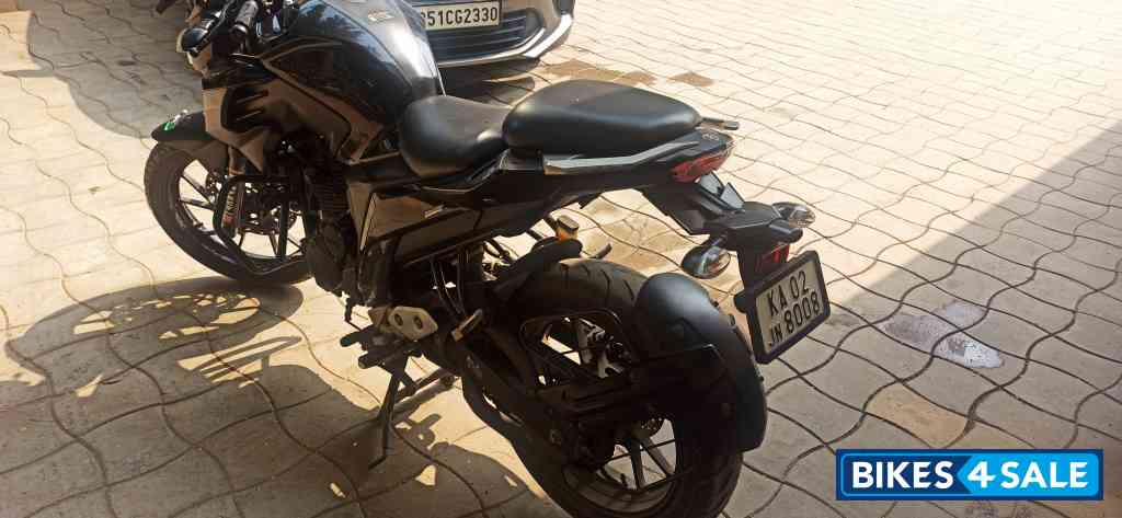 Black Yamaha FZ25