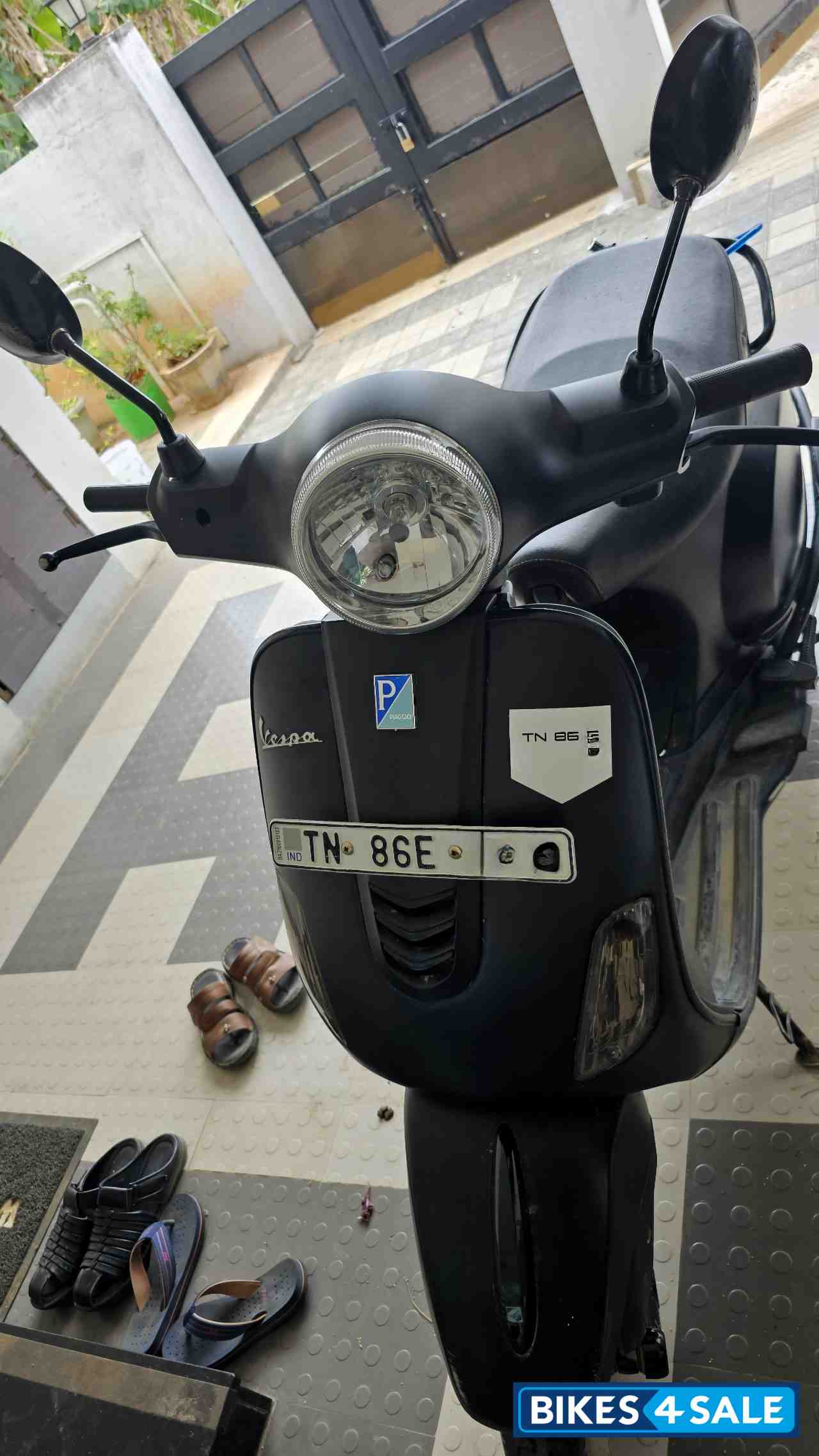 Matte Black Vespa Notte 125 BS6