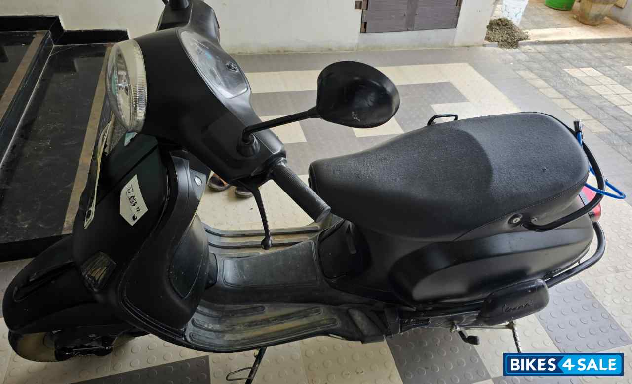 Matte Black Vespa Notte 125 BS6