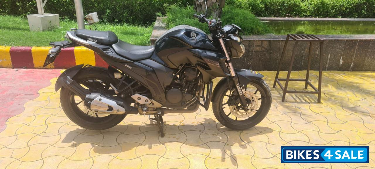 Black Yamaha FZ25