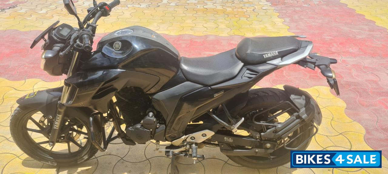 Black Yamaha FZ25