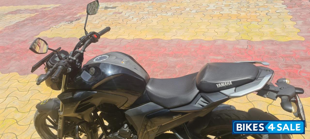 Black Yamaha FZ25