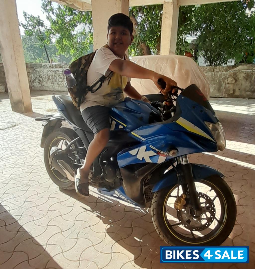 Blue Suzuki Gixxer SF