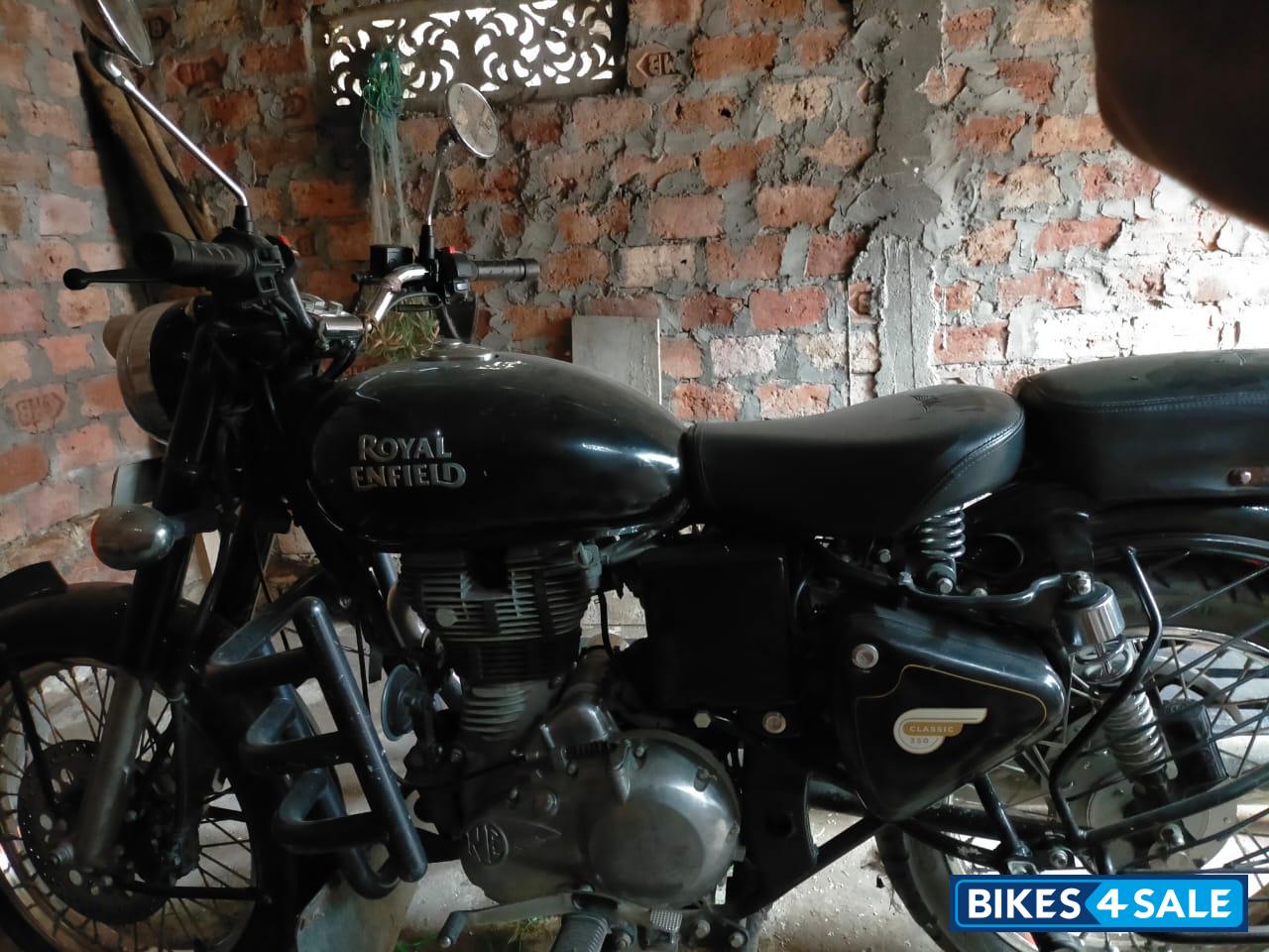 Black Royal Enfield Bullet Standard 350