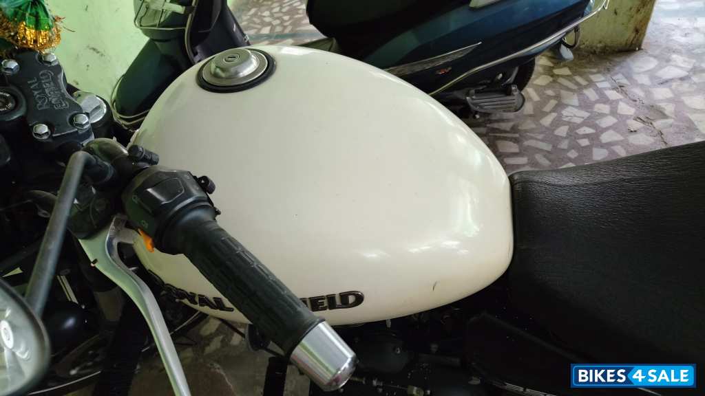 White Royal Enfield Thunderbird X 350