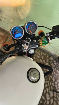 White Royal Enfield Thunderbird X 350