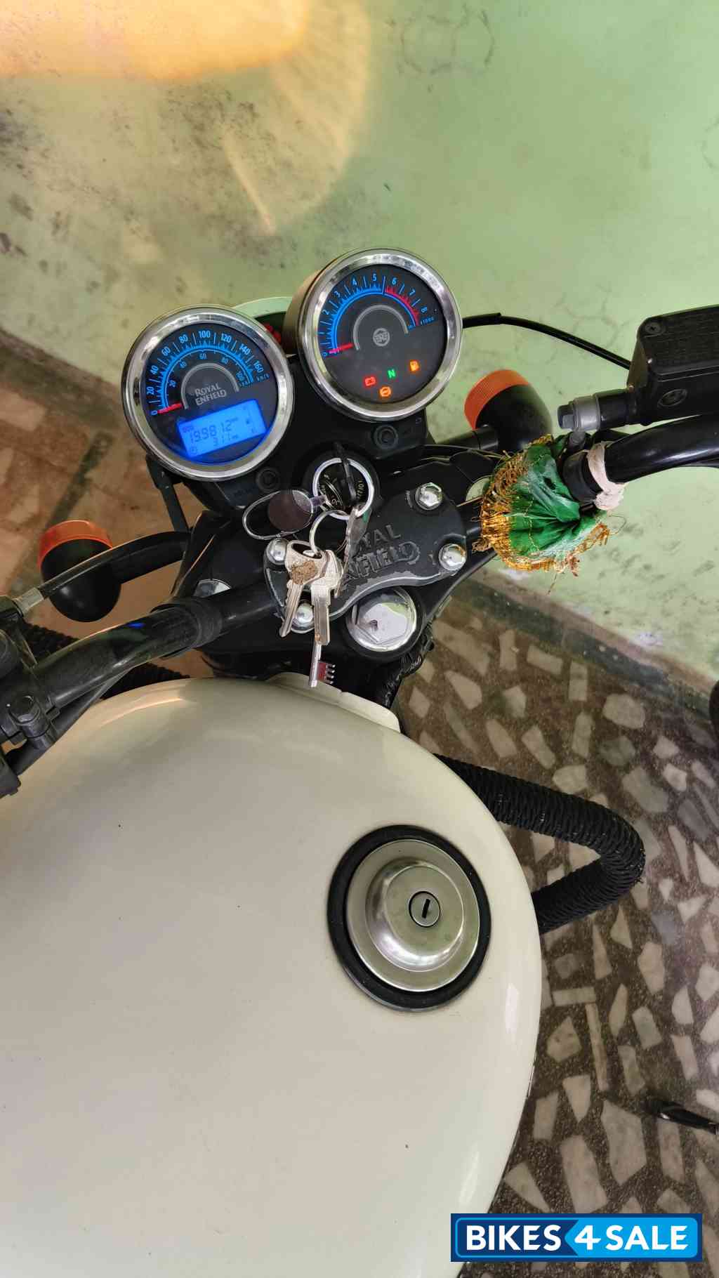 White Royal Enfield Thunderbird X 350