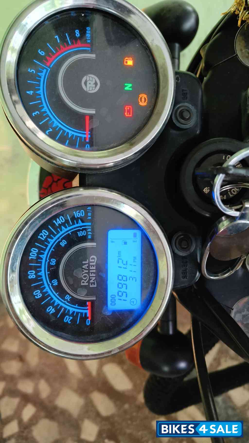 White Royal Enfield Thunderbird X 350