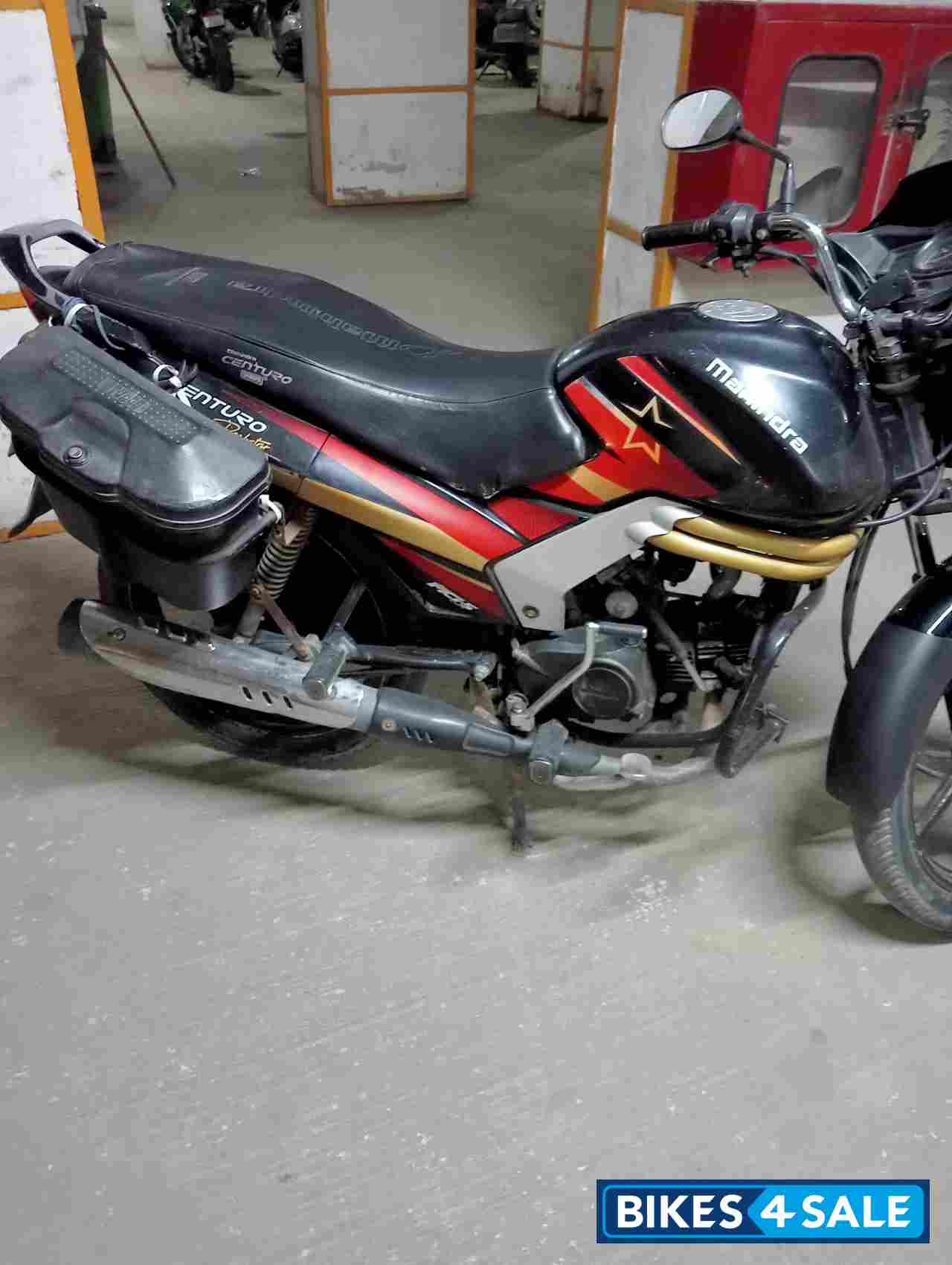 Black Mahindra Centuro Rockstar