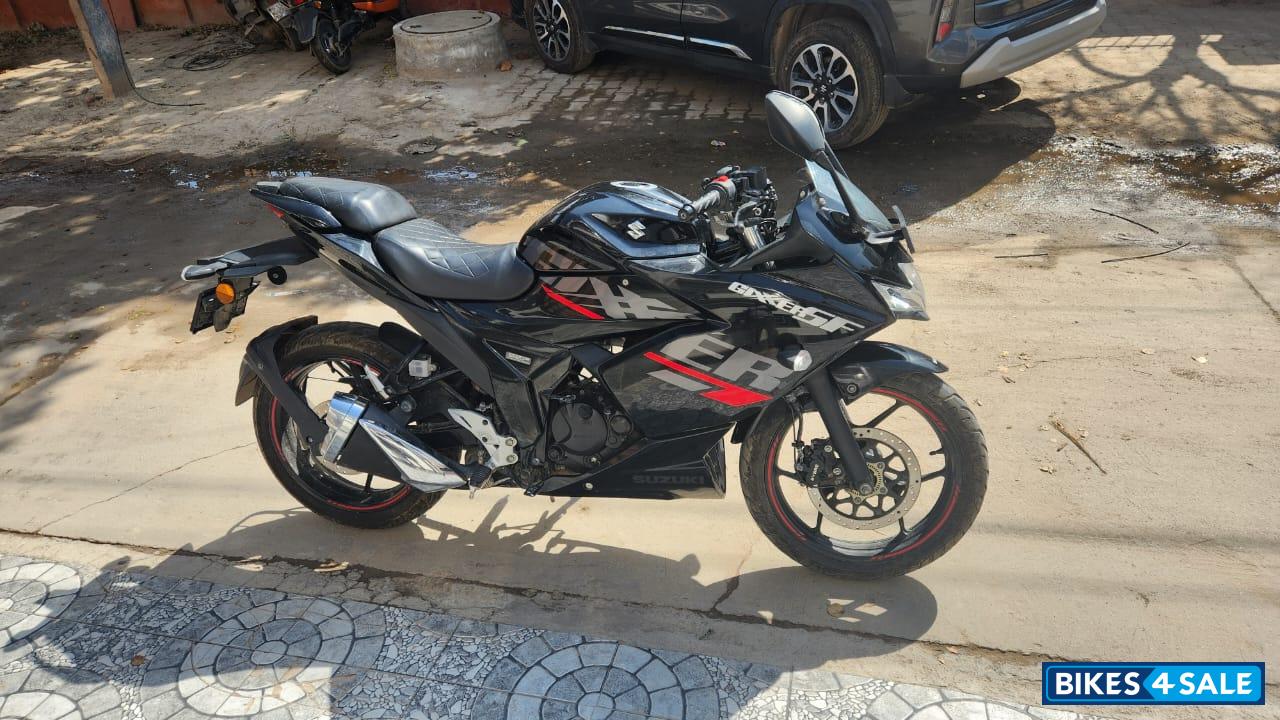 Black Suzuki Gixxer SF