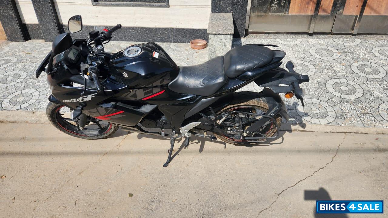 Black Suzuki Gixxer SF