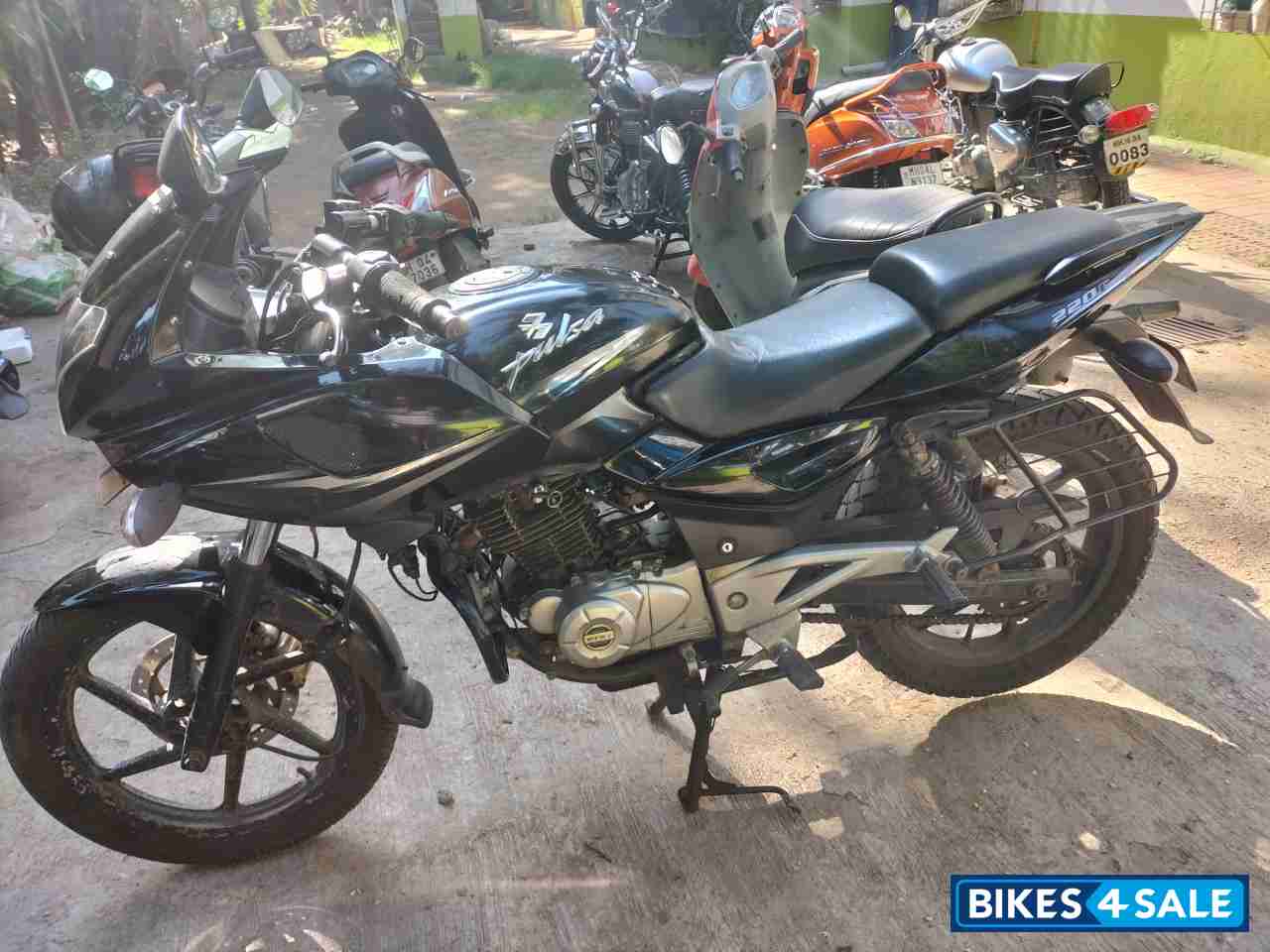 Black Bajaj Pulsar 220 DTSFi