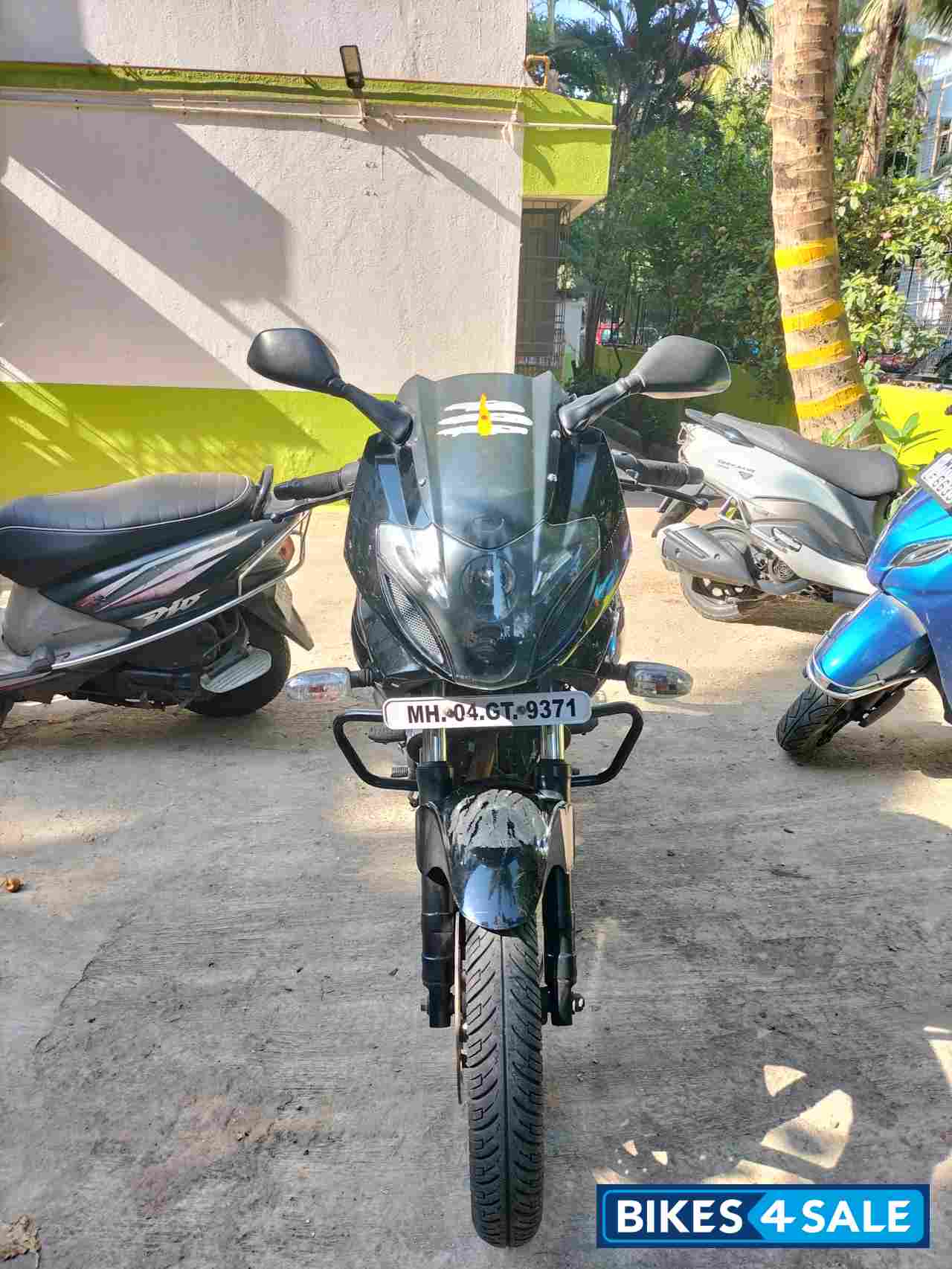 Black Bajaj Pulsar 220 DTSFi