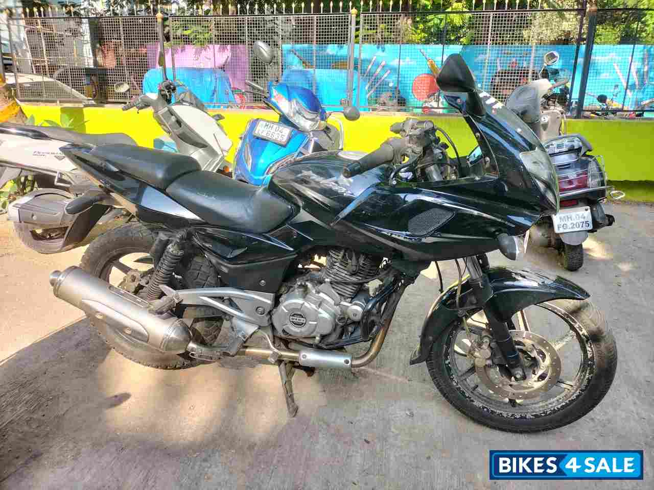 Black Bajaj Pulsar 220 DTSFi