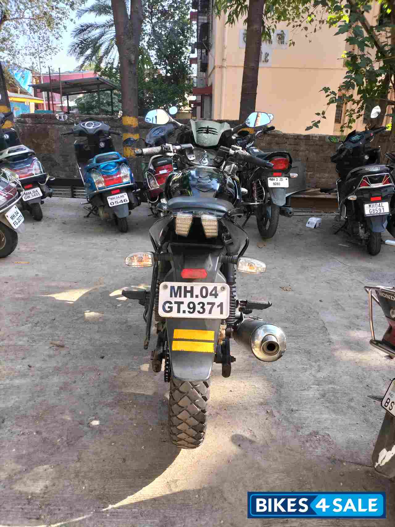 Black Bajaj Pulsar 220 DTSFi