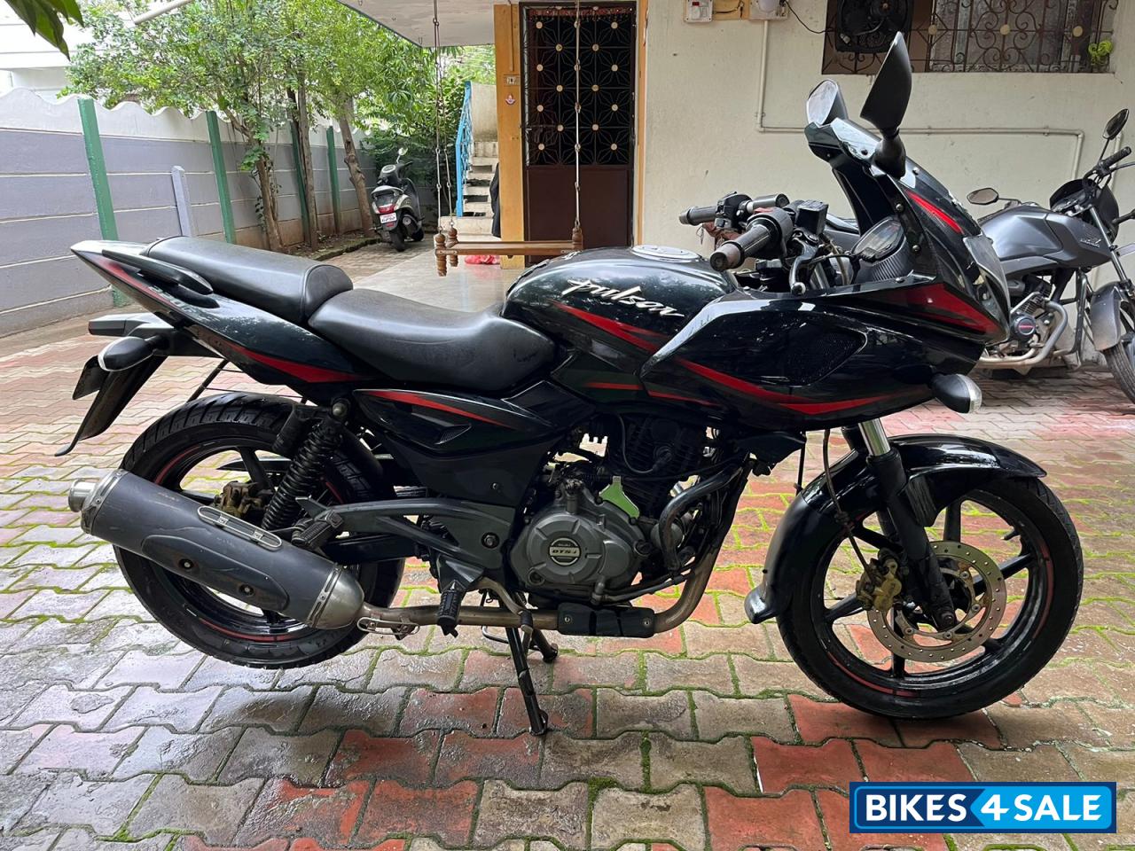 Black Bajaj Pulsar 220F