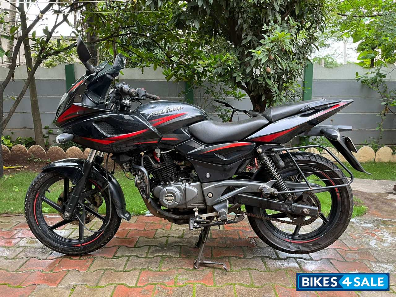 Black Bajaj Pulsar 220F Black Bajaj Pulsar 220F