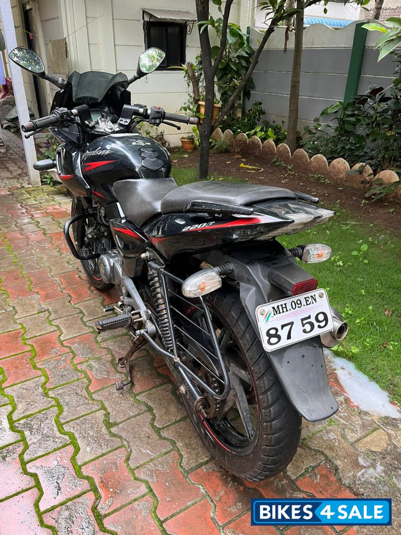 Black Bajaj Pulsar 220F Black Bajaj Pulsar 220F