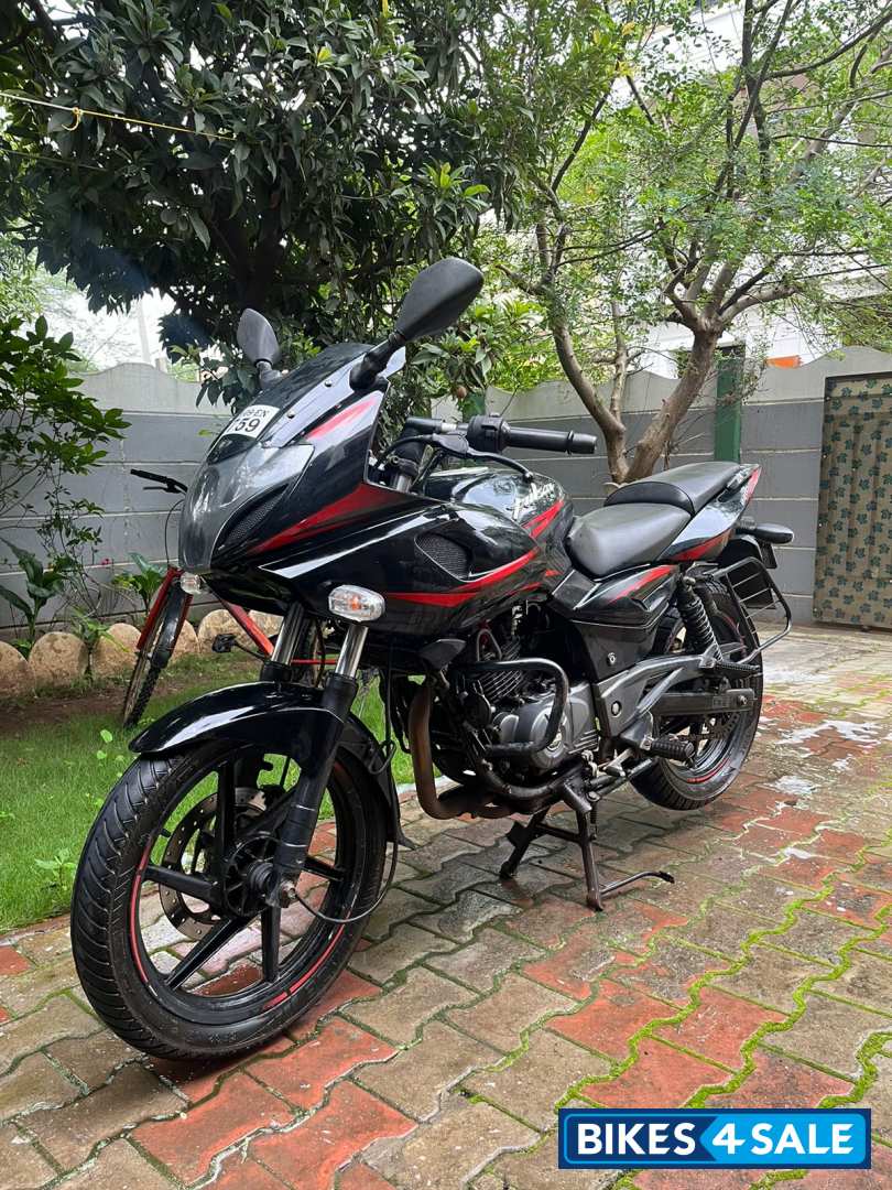 Black Bajaj Pulsar 220F Black Bajaj Pulsar 220F