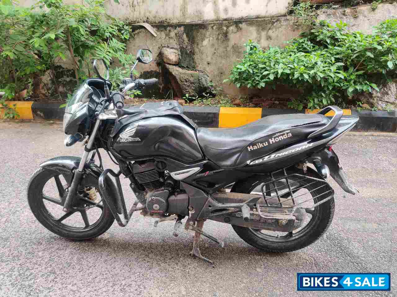 Black Honda CB Unicorn