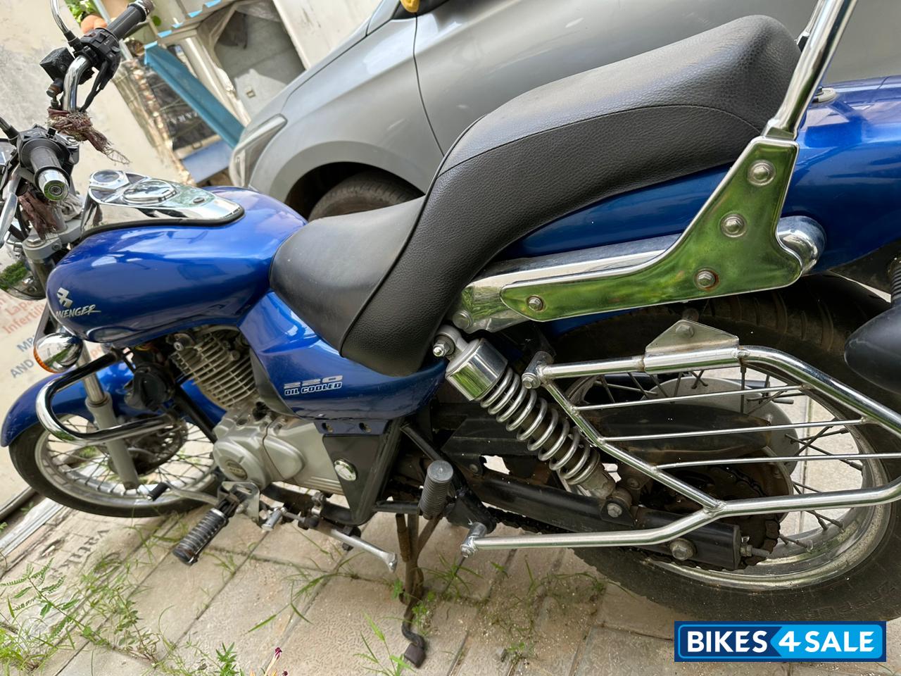 Plasma Blue Bajaj Avenger 220 DTS-i Plasma Blue Bajaj Avenger 220 DTS-i