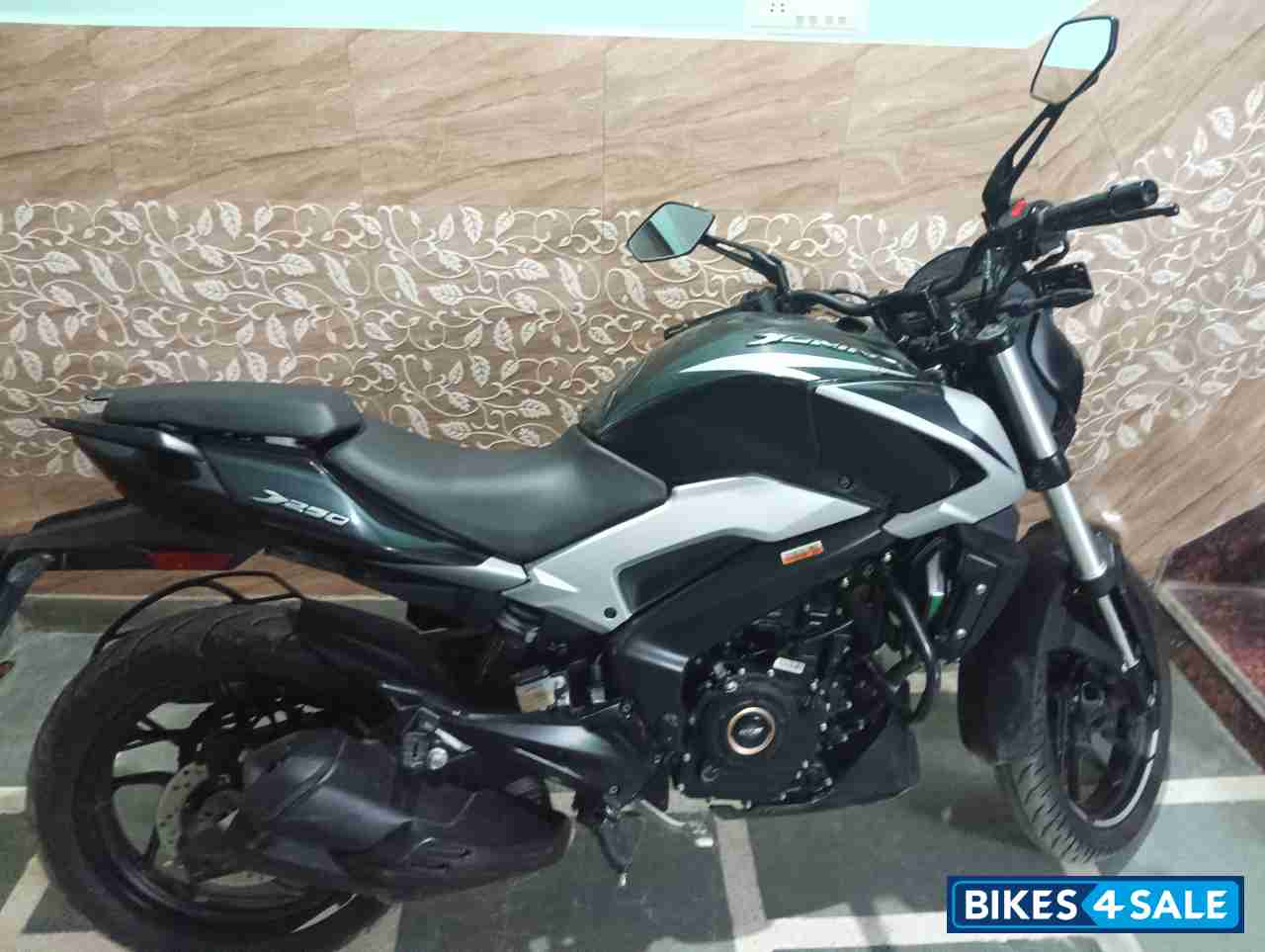 Black Bajaj Dominar 250 2022