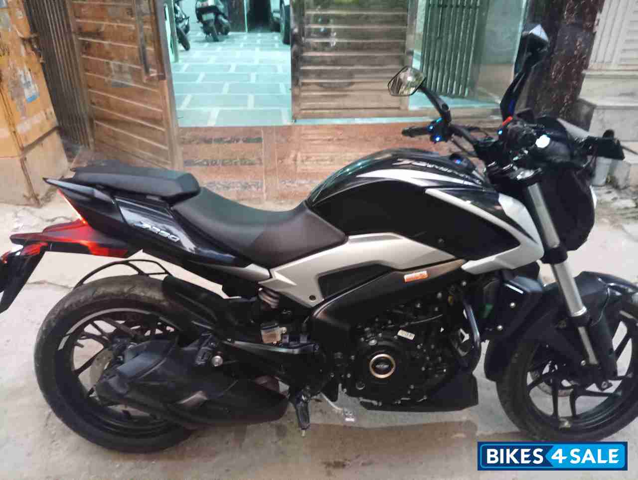 Black Bajaj Dominar 250 2022