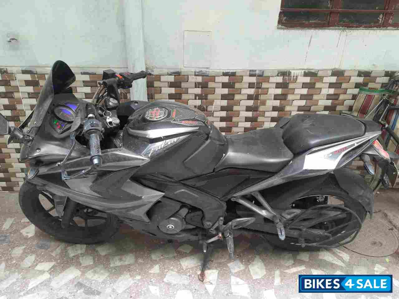 Bajaj Pulsar RS 200 ABS
