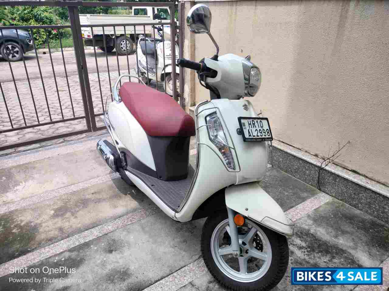 White Suzuki Access 125 CBS