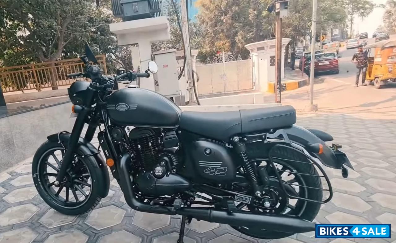 Jawa 42 Dual Channel ABS AllStar Black