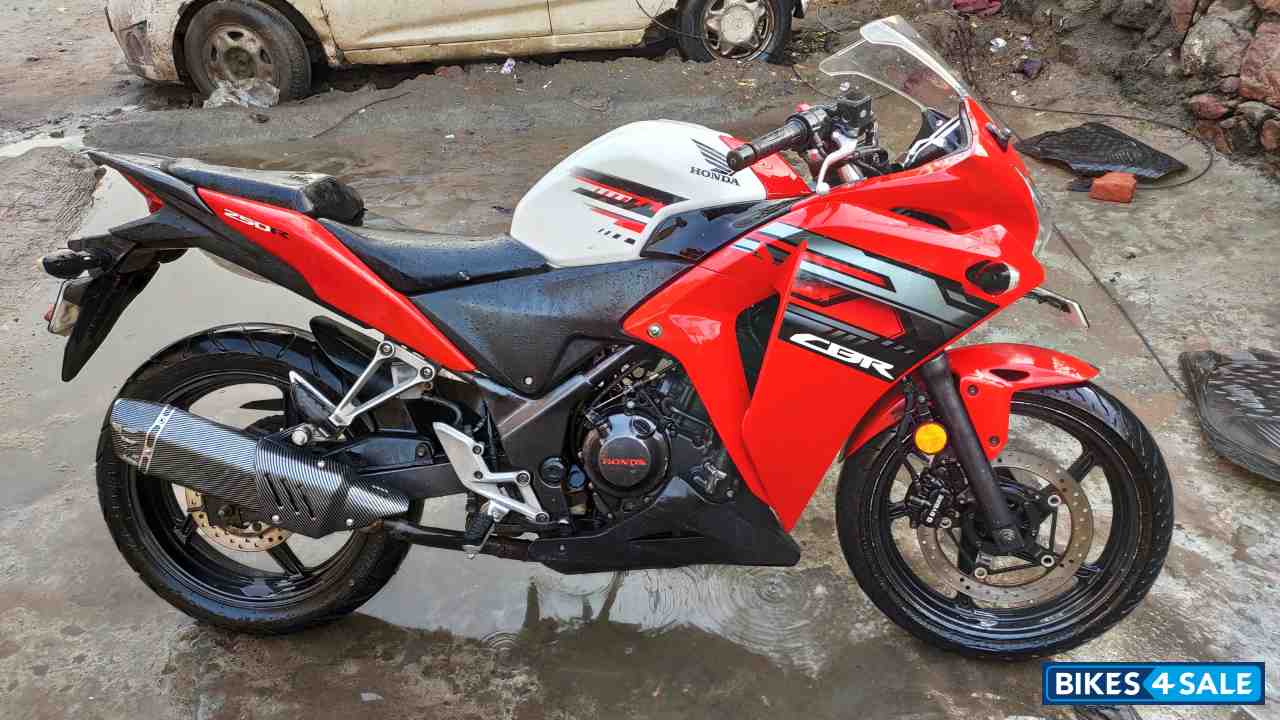 Red Honda CBR 250R