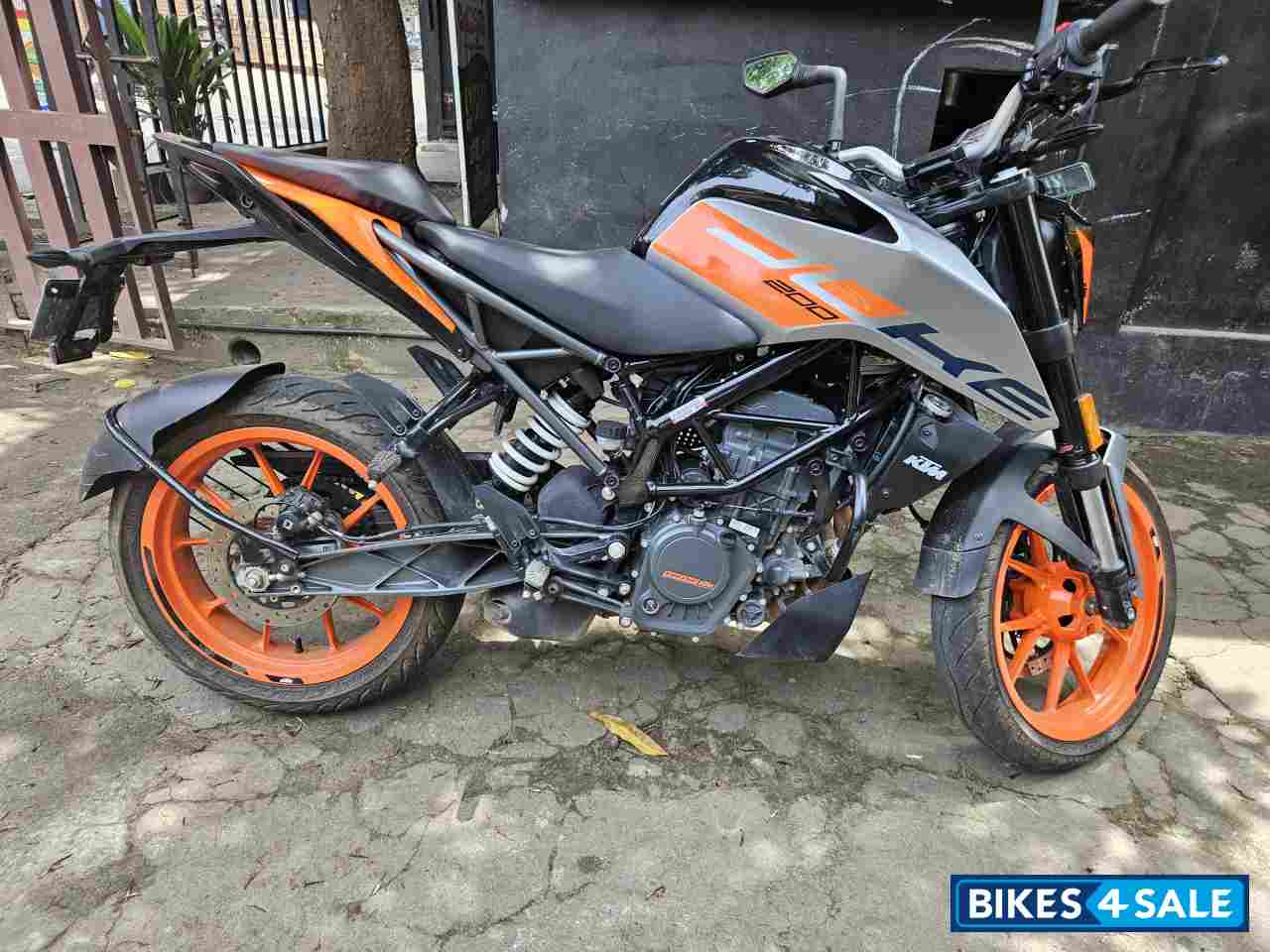 Grey KTM Duke 200 2022