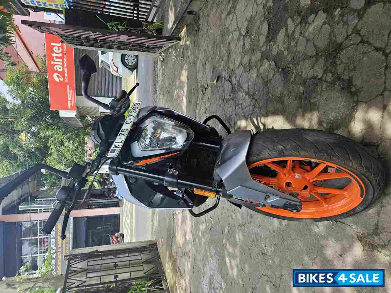 Grey KTM Duke 200 2022
