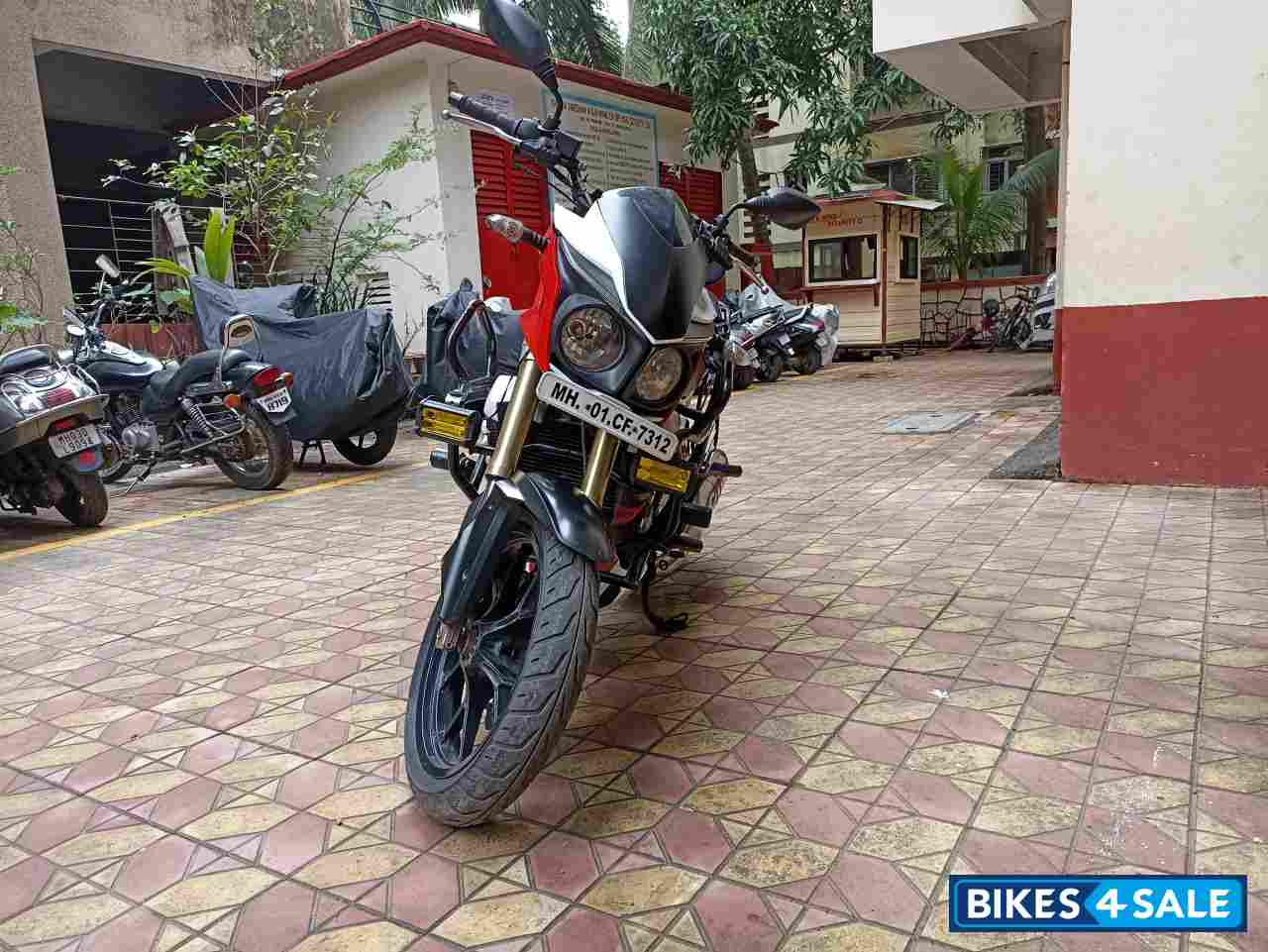 Mahindra Mojo XT 300