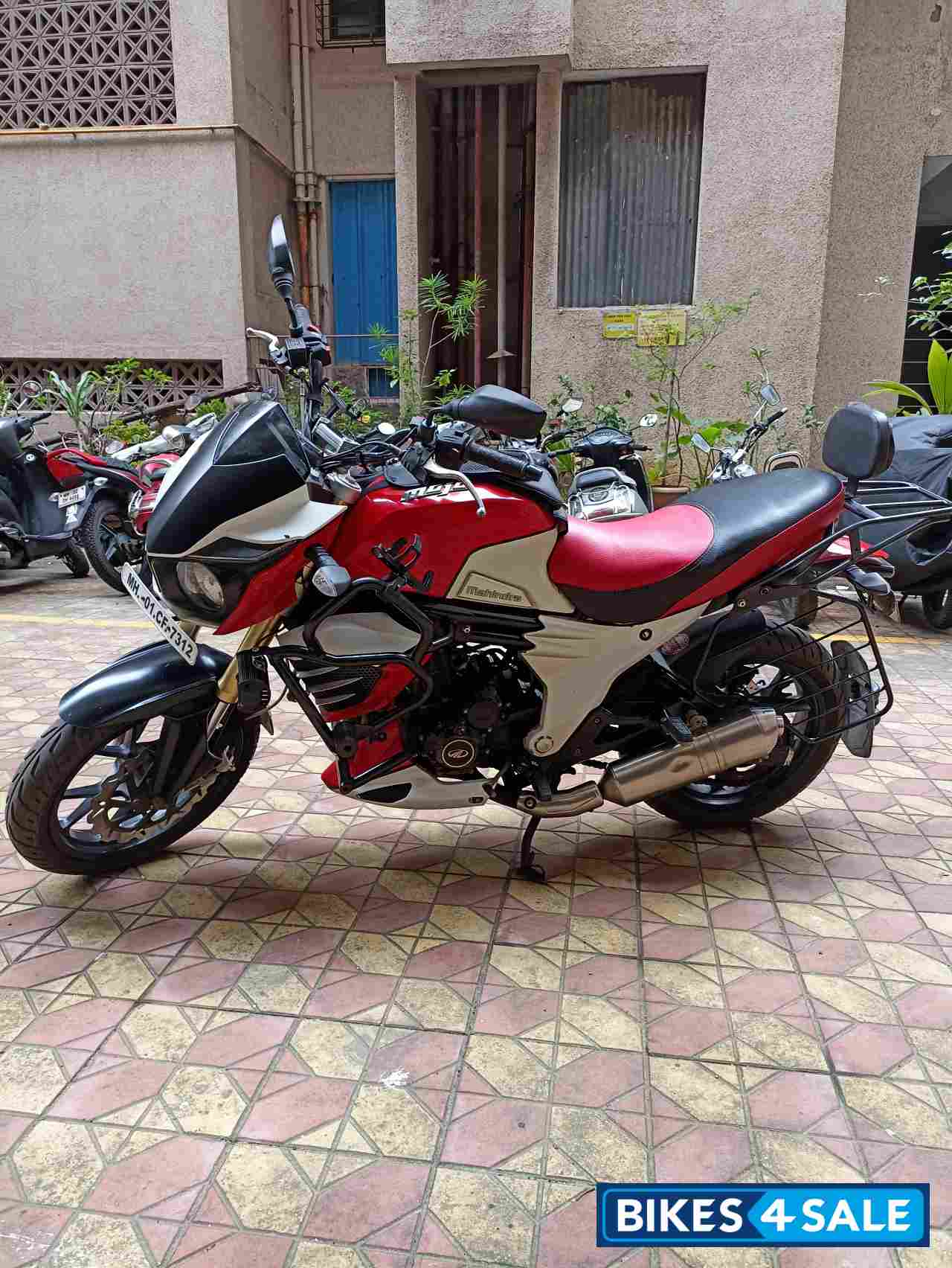 Mahindra Mojo XT 300