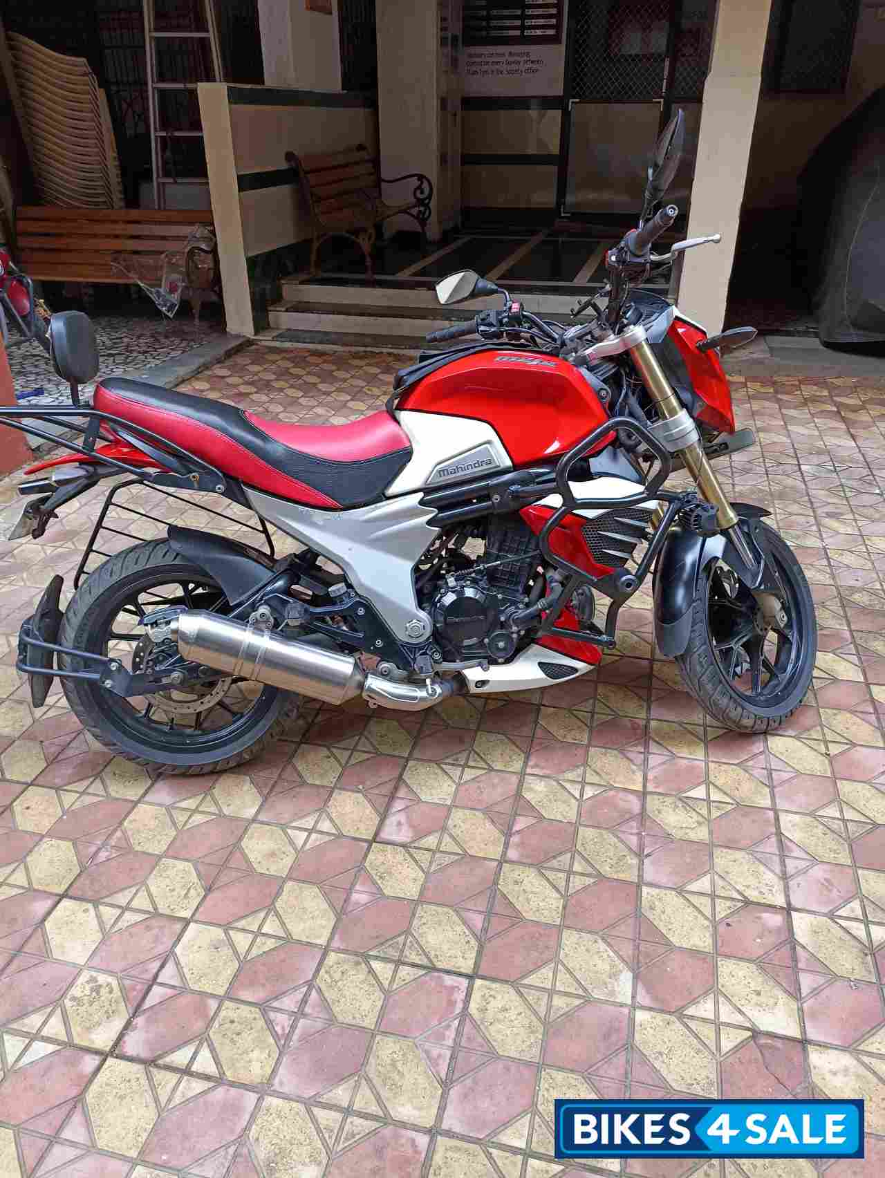 Mahindra Mojo XT 300