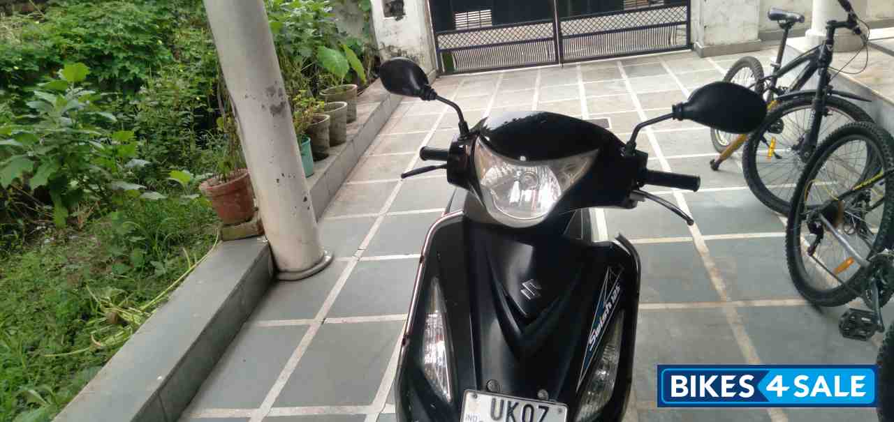 Black Suzuki  swish 125