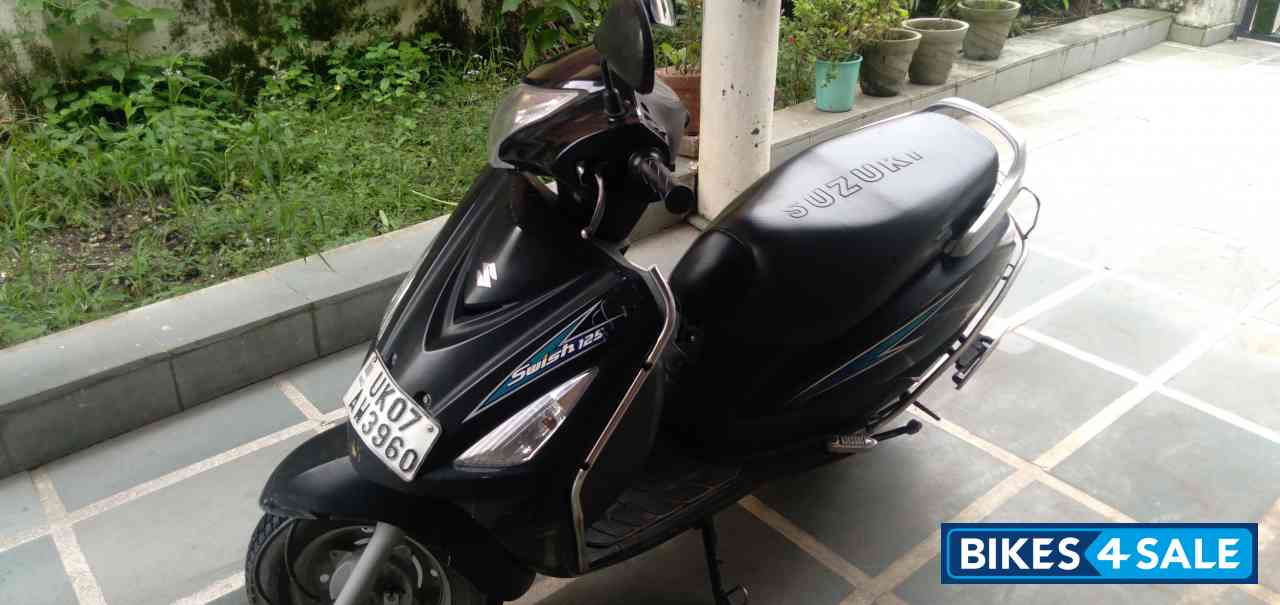 Black Suzuki  swish 125