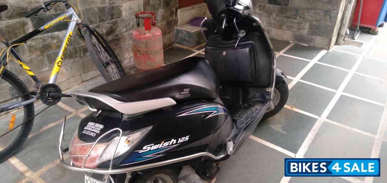Black Suzuki  swish 125