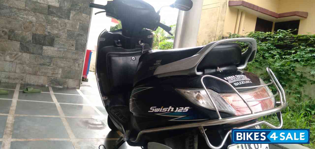 Black Suzuki  swish 125